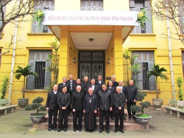 Phái đoàn Tòa Thánh đến Hà Nội